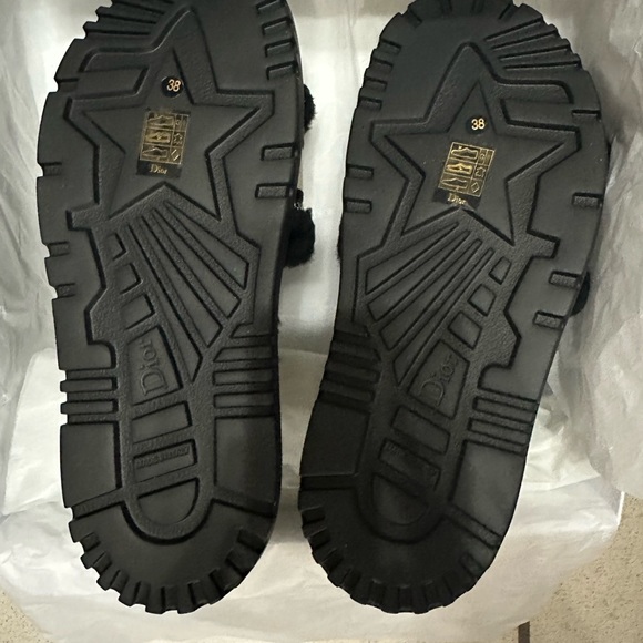 AUTHENTIC DWAY DIOR SHEARLING SLIDE SANDAL. Black and white color way. - Picture 4 of 8